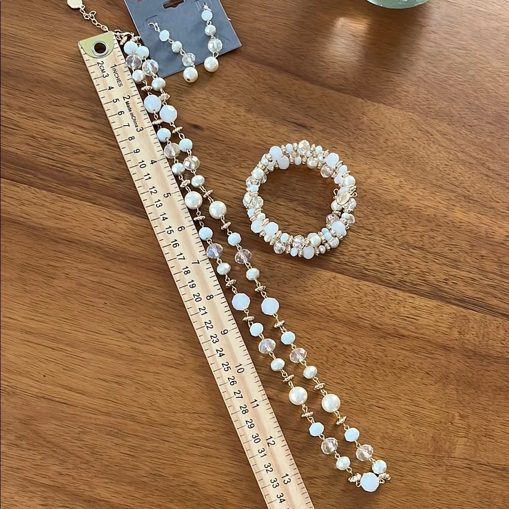 Liz Claiborne White Pearl Jewelry Set - Picture 9 of 9